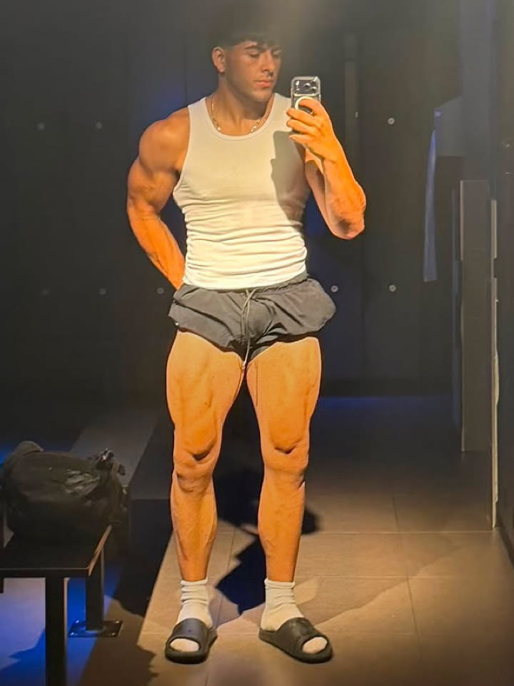 Progress physique mirror photo in a dark locker room